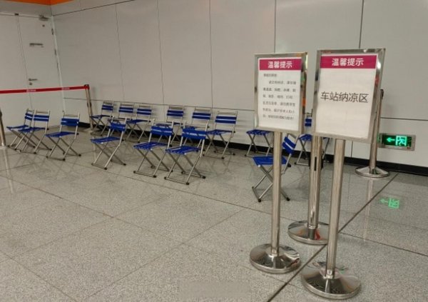 融可赢配资 光明时评：地铁站纳凉区“升级”，值得点赞